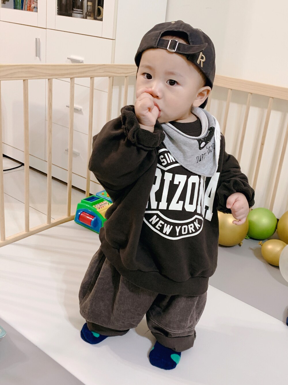 グレー系のハットを着用したキッズの冬コーディネートの2枚目の写真