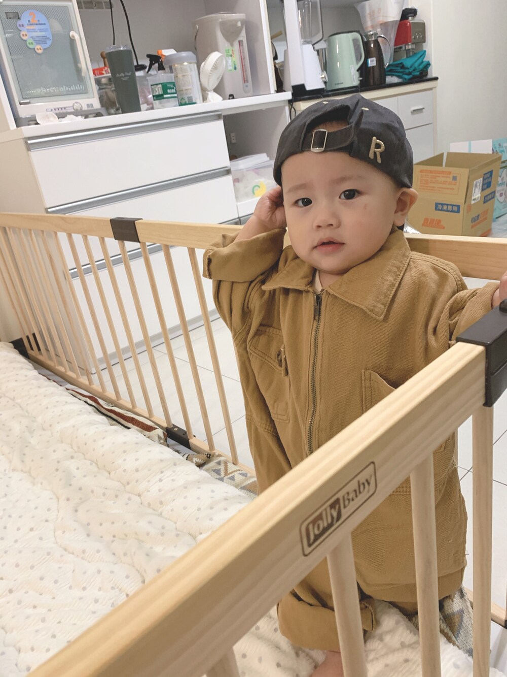 グレー系のシューズ、グレー系の帽子を着用したキッズの冬コーディネートの3枚目の写真