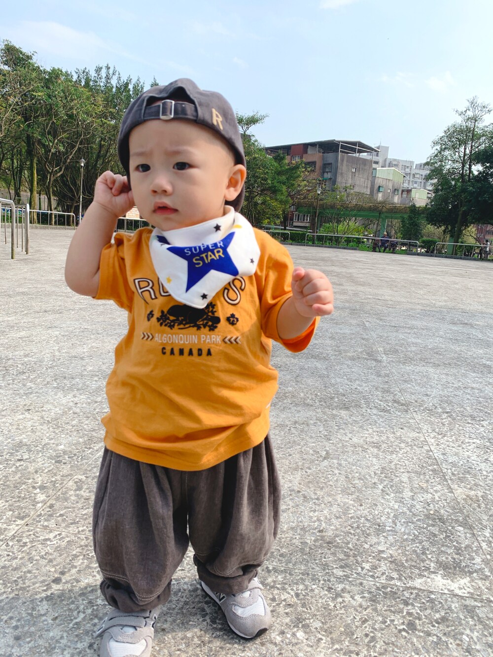 イエロー系のTシャツ/カットソー、シルバー系のシューズを着用したキッズの春コーディネートの3枚目の写真