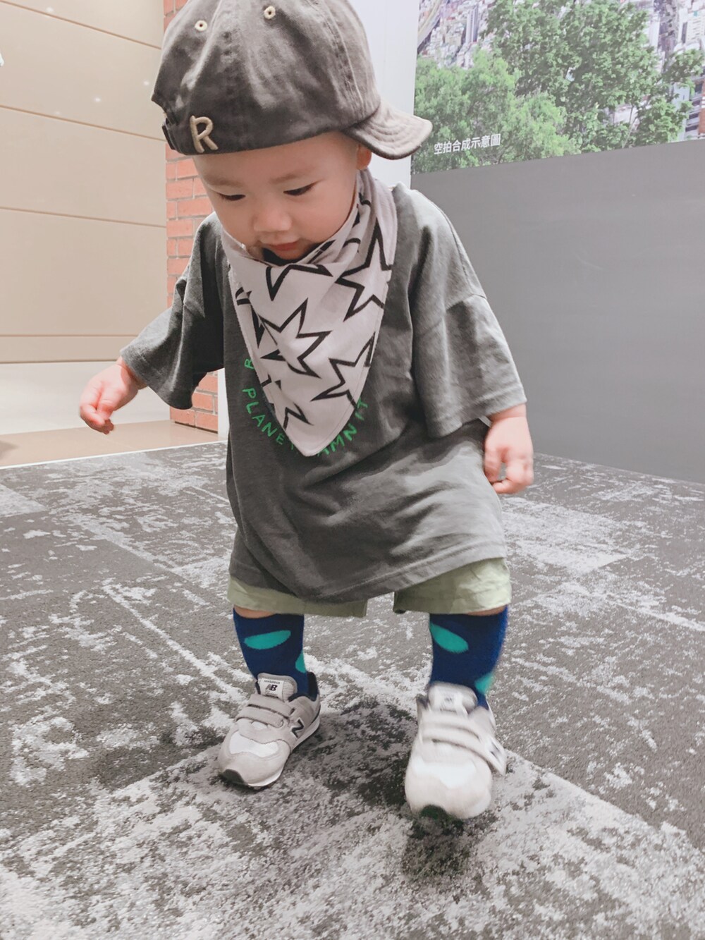 シルバー系のシューズを着用したキッズの春コーディネートの3枚目の写真
