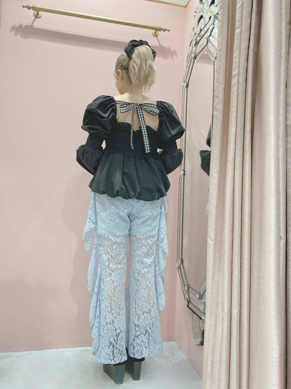 ブラック系のシャツ/ブラウス、ブルー系のパンツ、ブラック系のサンダルを着用したレディースの冬コーディネートの2枚目の写真