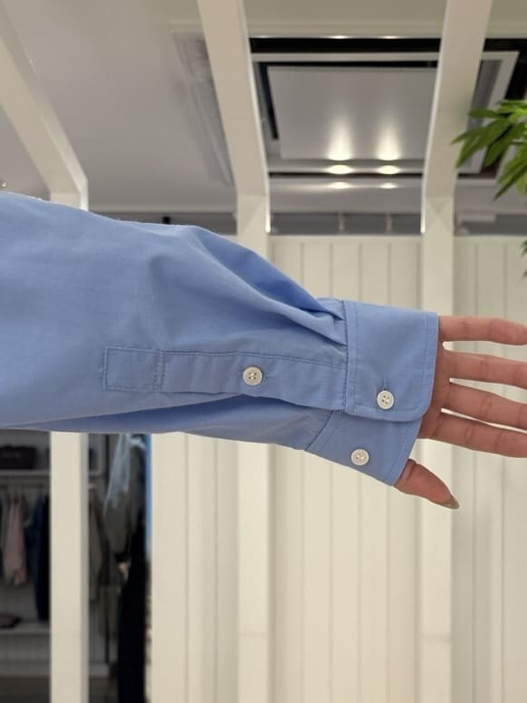ブルー系のシャツ/ブラウス、ホワイト系のその他パンツ、ブルー系のシャツ/ブラウスを着用したレディースの春コーディネートの4枚目の写真