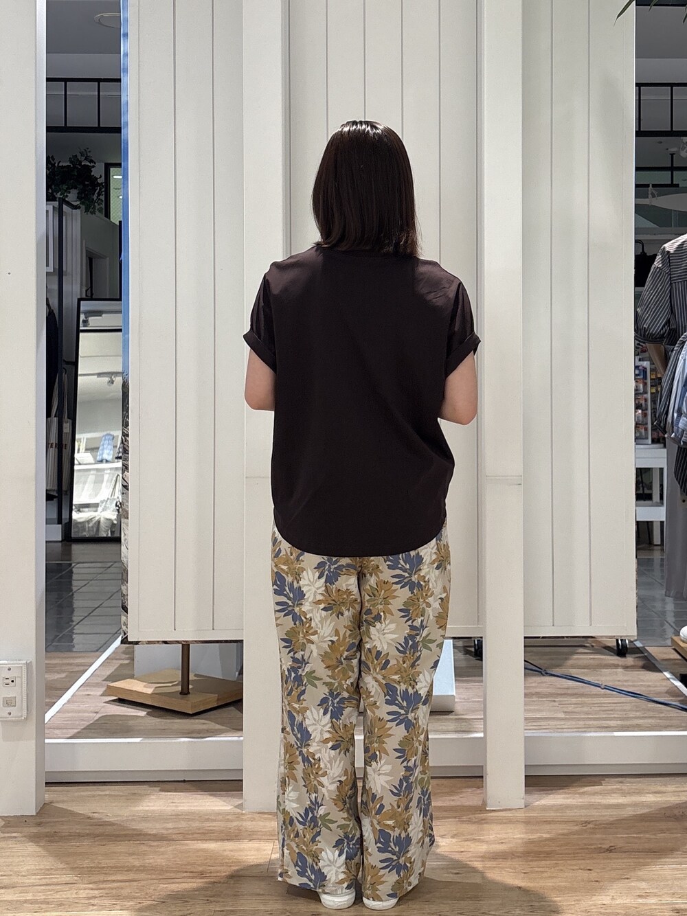 ブラウン系のTシャツ/カットソー、ブラウン系のその他パンツ、ホワイト系のスニーカーを着用したレディースの春コーディネートの3枚目の写真