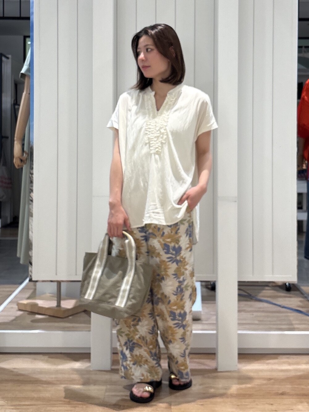 ホワイト系のシャツ/ブラウス、ブラウン系のその他パンツを着用したレディースの夏コーディネートの2枚目の写真