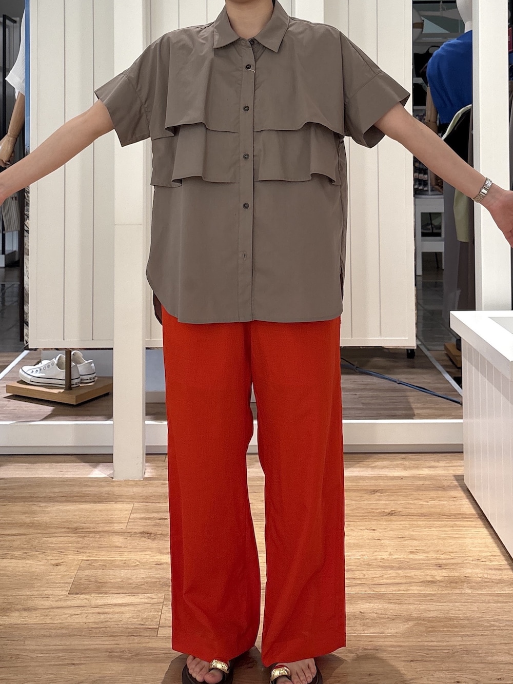 ブラウン系のシャツ/ブラウス、オレンジ系のその他パンツ、ブラウン系のサンダルを着用したレディースの夏コーディネートの4枚目の写真