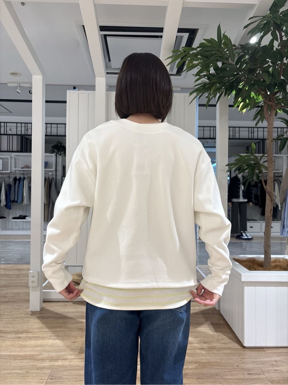 ブルー系のその他パンツ、ベージュ系のショルダーバッグ、イエロー系のTシャツ/カットソーを着用したレディースの冬コーディネートの5枚目の写真