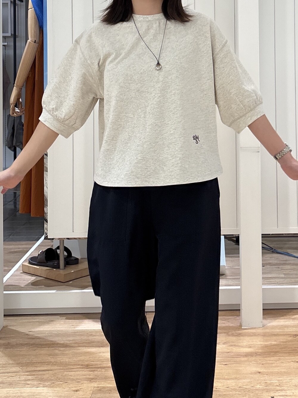 ベージュ系のTシャツ/カットソー、ブルー系のその他パンツを着用したレディースの夏コーディネートの4枚目の写真