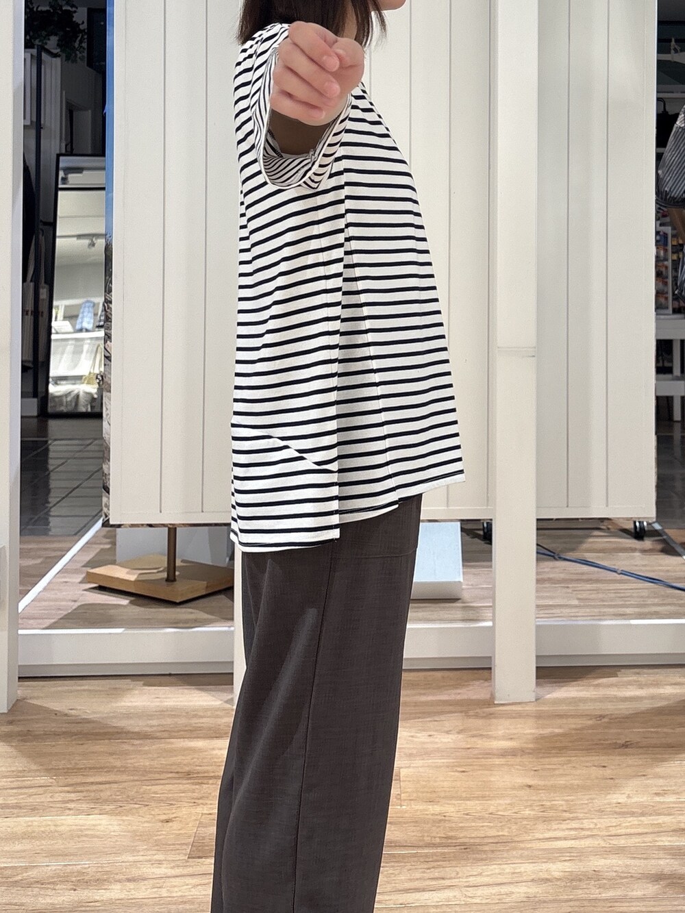 グリーン系のシャツ/ブラウス、ホワイト系のTシャツ/カットソー、ブラウン系のその他パンツを着用したレディースの春コーディネートの7枚目の写真