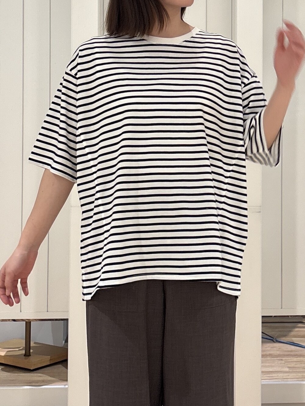 グリーン系のシャツ/ブラウス、ホワイト系のTシャツ/カットソー、ブラウン系のその他パンツを着用したレディースの春コーディネートの6枚目の写真
