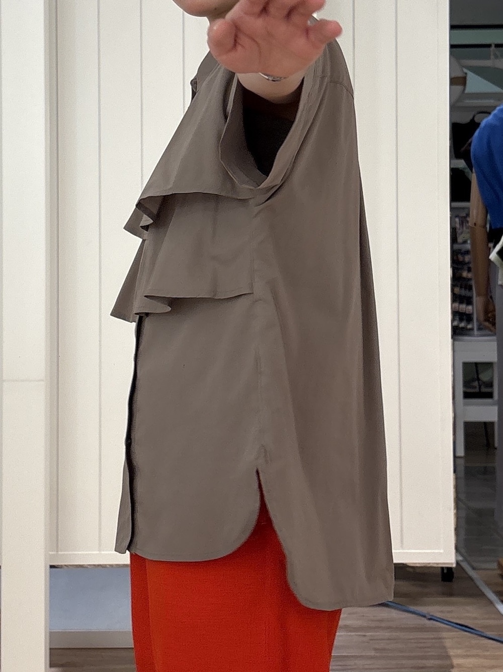 ブラウン系のシャツ/ブラウス、オレンジ系のその他パンツ、ブラウン系のサンダルを着用したレディースの夏コーディネートの5枚目の写真