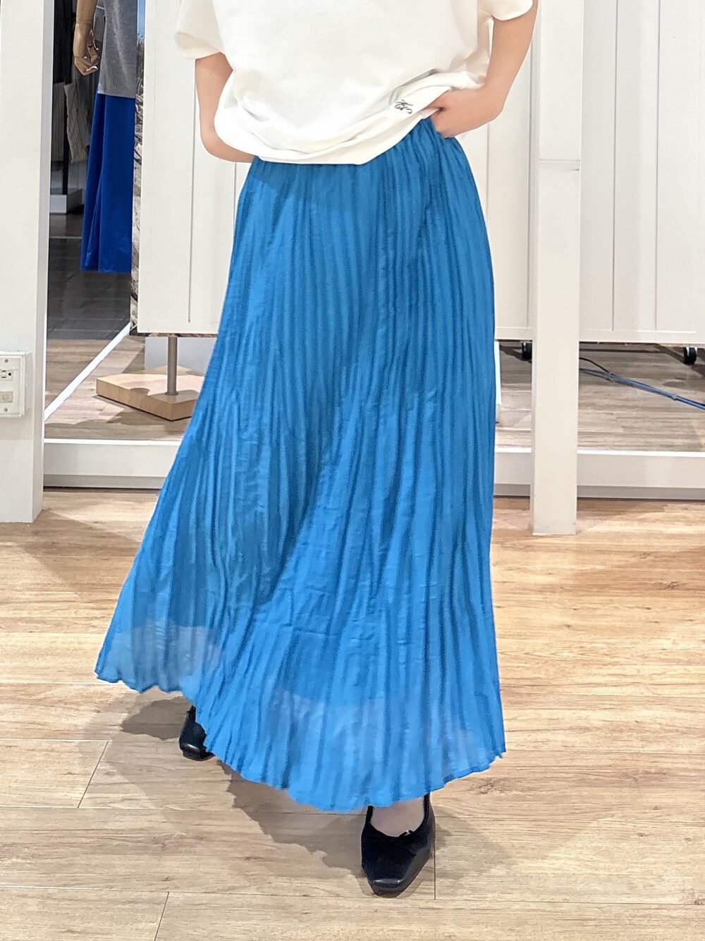 ホワイト系のTシャツ/カットソー、ブルー系のスカート、ブラック系のパンプスを着用したレディースの夏コーディネートの10枚目の写真