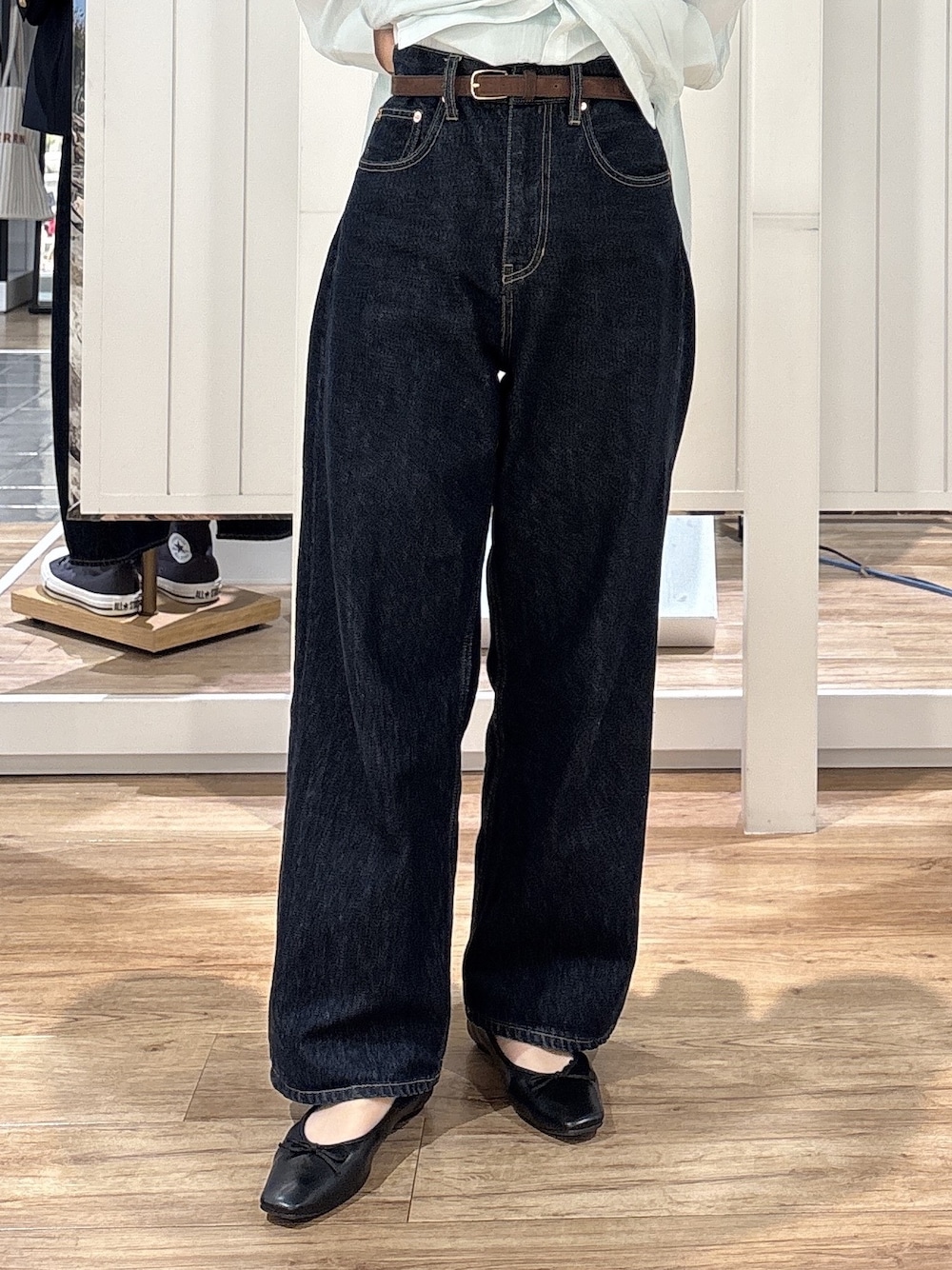 グリーン系のシャツ/ブラウス、ブルー系のデニムパンツ、ブラック系のパンプスを着用したレディースの春コーディネートの6枚目の写真