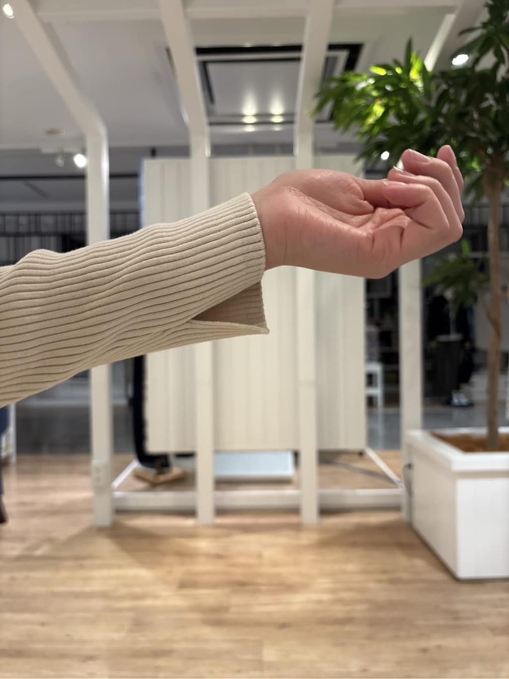 ピンク系のシャツ/ブラウス、ホワイト系のニット/セーター、ベージュ系のその他パンツを着用したレディースの春コーディネートの9枚目の写真