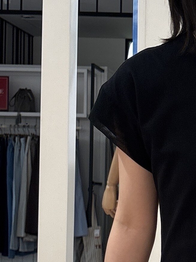 ブラック系のTシャツ/カットソー、ブルー系のデニムパンツ、ホワイト系のタンクトップを着用したレディースの夏コーディネートの5枚目の写真