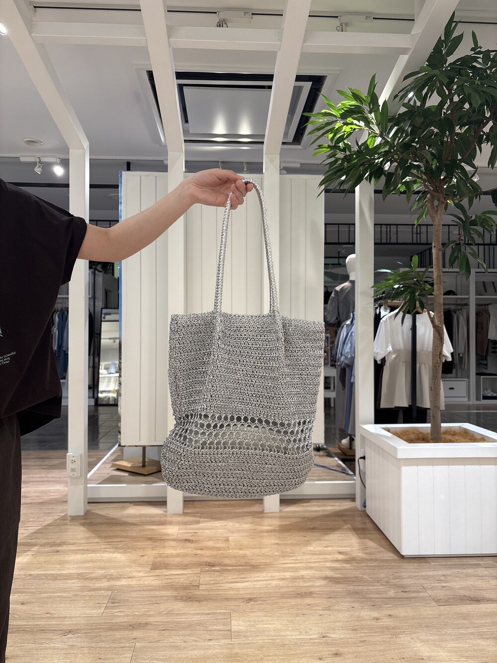 ブラウン系のTシャツ/カットソー、ブラウン系のその他パンツ、ホワイト系のスニーカーを着用したレディースの春コーディネートの9枚目の写真