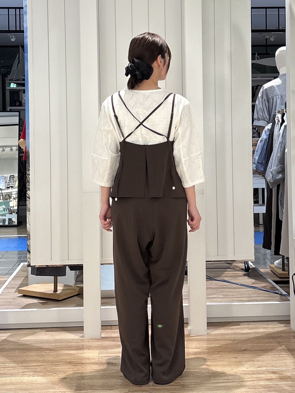 ブラウン系のサロペット/オーバーオール、ブラック系のその他ヘアアクセサリーを着用したレディースの春コーディネートの3枚目の写真