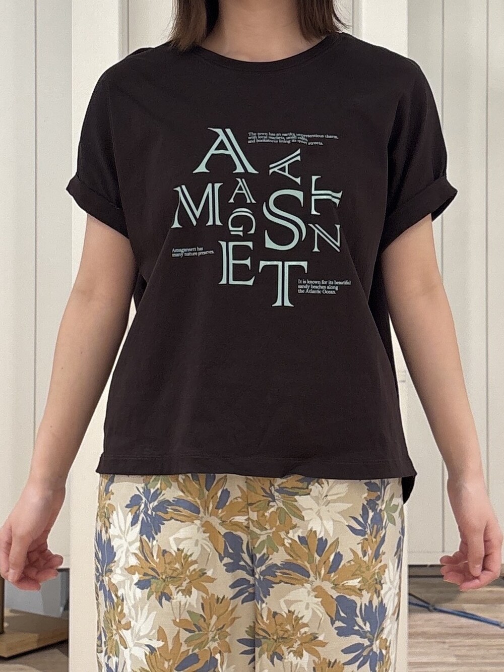 ブラウン系のTシャツ/カットソー、ブラウン系のその他パンツ、ホワイト系のスニーカーを着用したレディースの春コーディネートの4枚目の写真