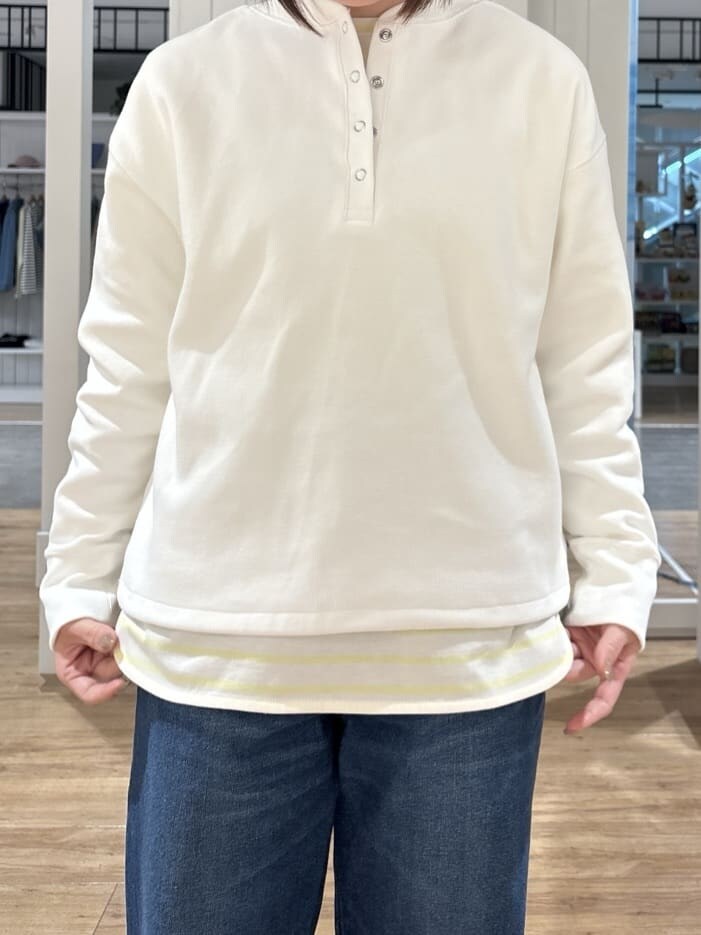 ブルー系のその他パンツ、ベージュ系のショルダーバッグ、イエロー系のTシャツ/カットソーを着用したレディースの冬コーディネートの4枚目の写真