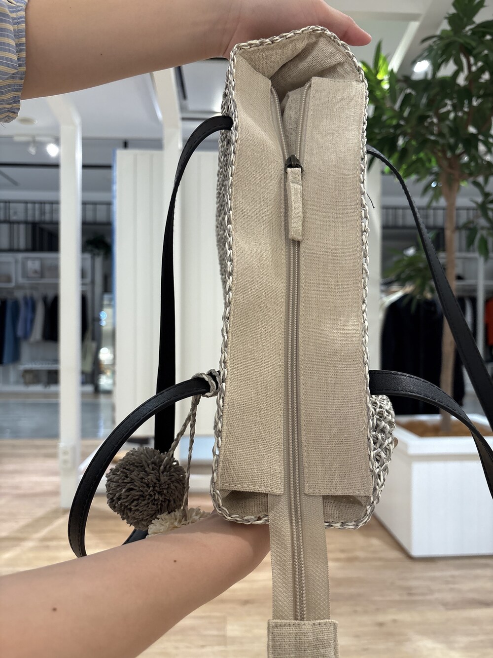 イエロー系のシャツ/ブラウス、ブルー系のその他パンツ、ブラック系のパンプスを着用したレディースの春コーディネートの7枚目の写真