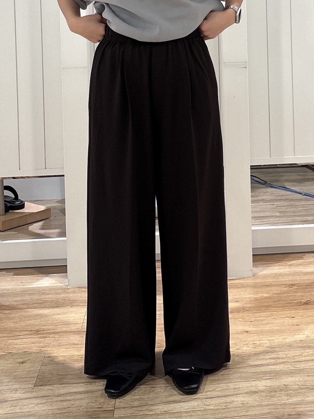 グレー系のニット/セーター、ブラウン系のその他パンツ、ブラック系のパンプスを着用したレディースの秋コーディネートの6枚目の写真