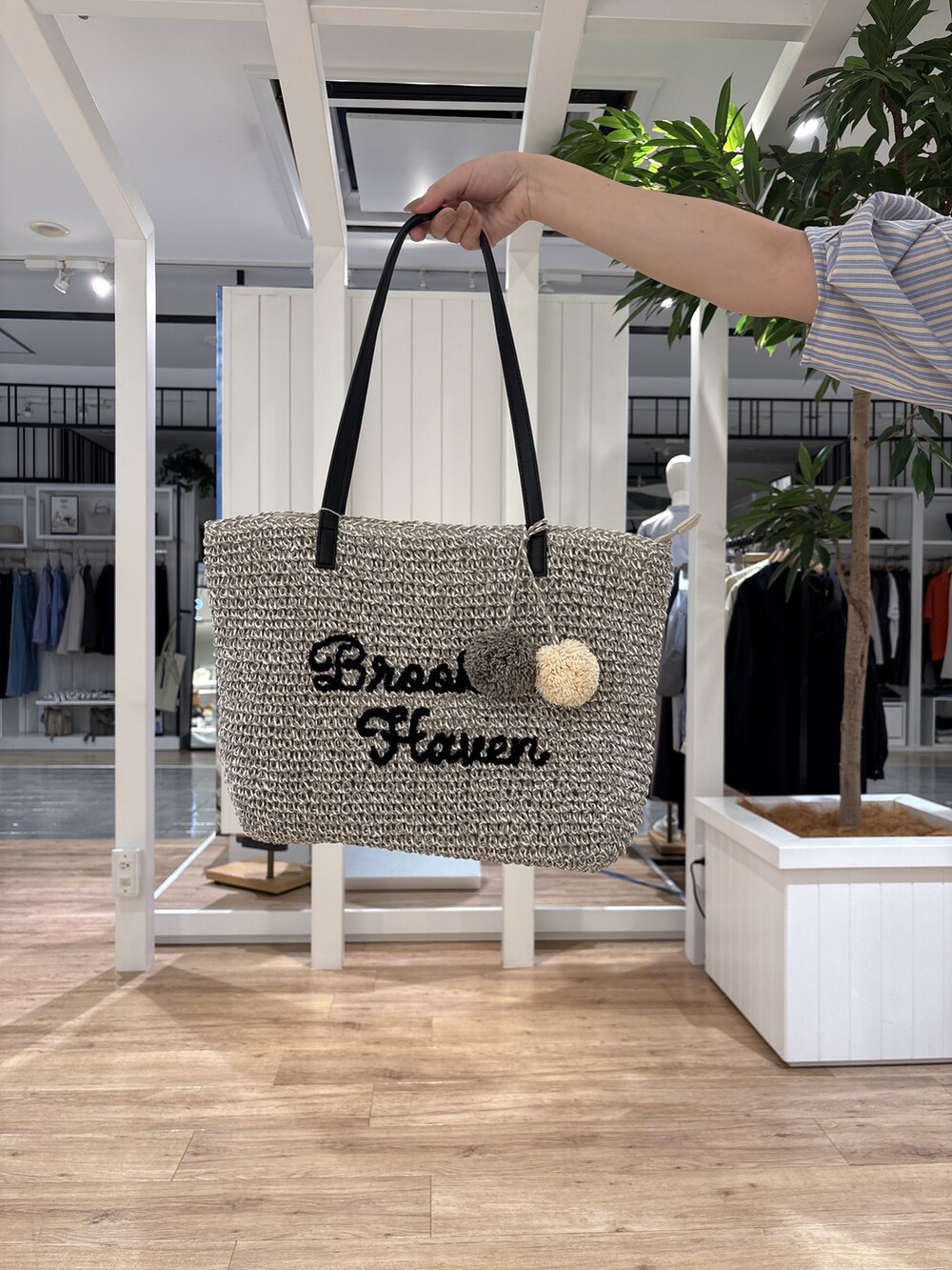 イエロー系のシャツ/ブラウス、ブルー系のその他パンツ、ブラック系のパンプスを着用したレディースの春コーディネートの6枚目の写真