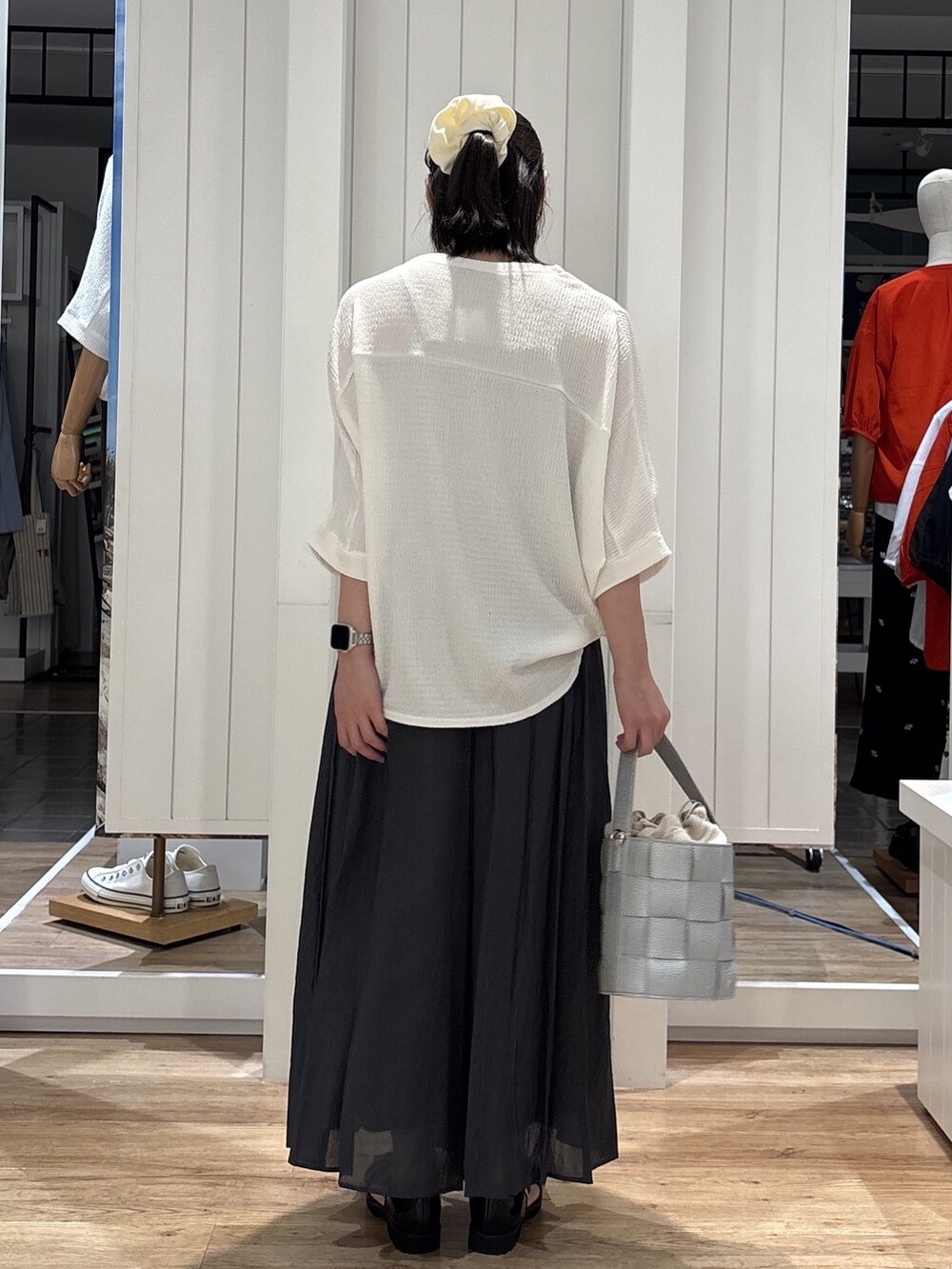 ホワイト系のTシャツ/カットソー、グレー系のその他パンツ、シルバー系のショルダーバッグを着用したレディースの夏コーディネートの3枚目の写真