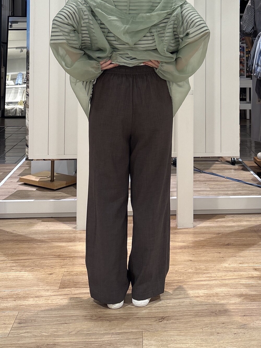 グリーン系のシャツ/ブラウス、ホワイト系のTシャツ/カットソー、ブラウン系のその他パンツを着用したレディースの春コーディネートの9枚目の写真