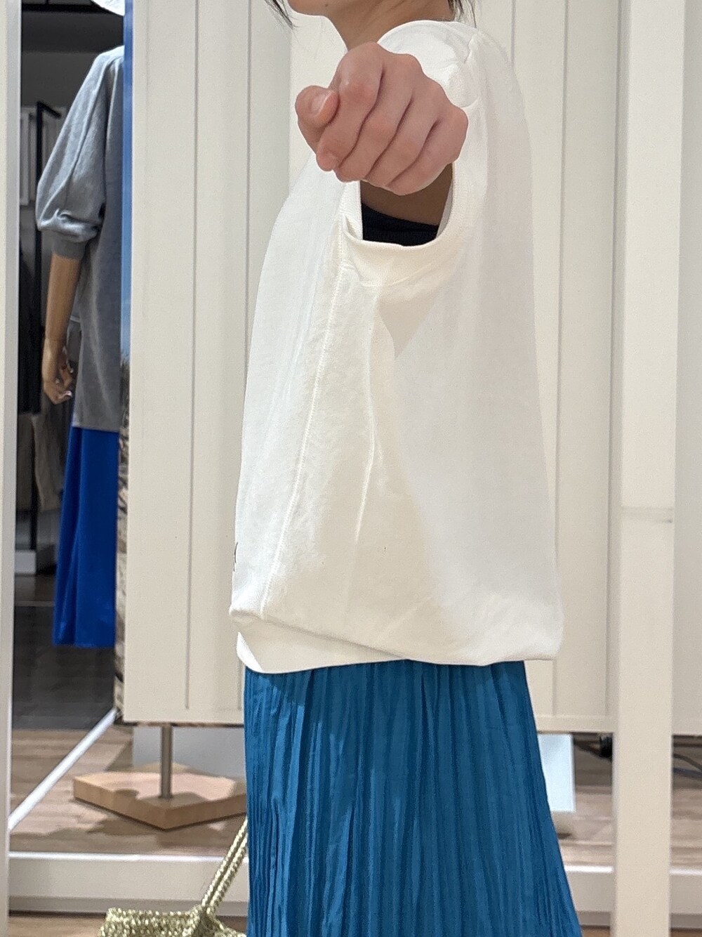 ホワイト系のTシャツ/カットソー、ブルー系のスカート、ブラック系のパンプスを着用したレディースの夏コーディネートの7枚目の写真