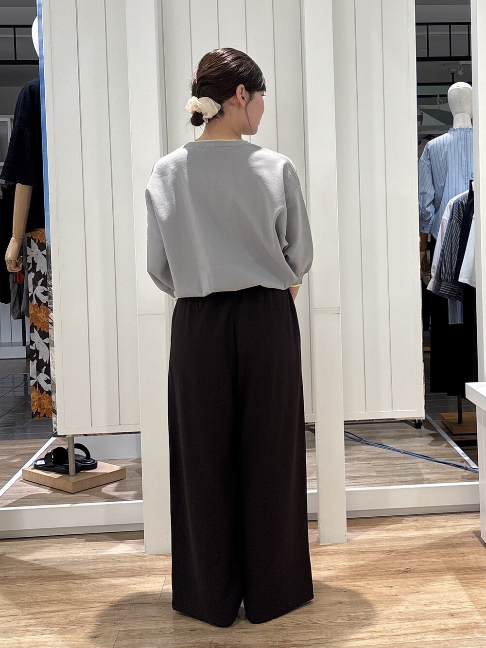 グレー系のニット/セーター、ブラウン系のその他パンツ、ブラック系のパンプスを着用したレディースの秋コーディネートの3枚目の写真
