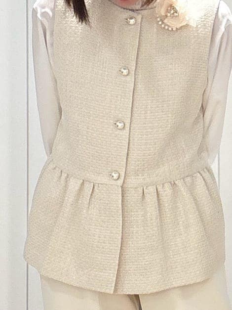 ホワイト系のシャツ/ブラウス、ホワイト系のその他パンツ、グレー系のトートバッグを着用したレディースの冬コーディネートの5枚目の写真