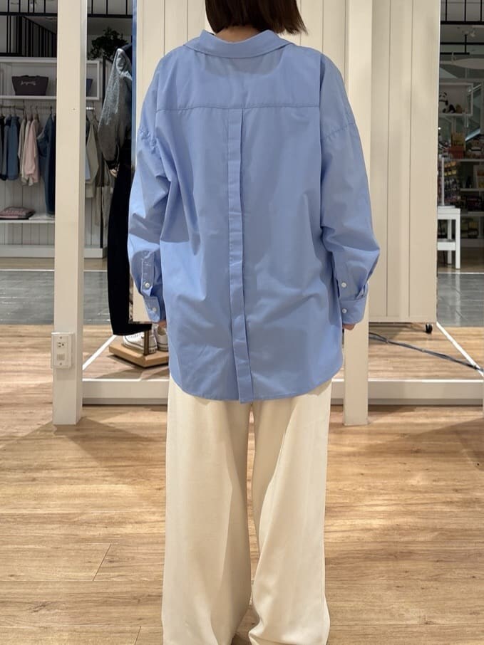 ブルー系のシャツ/ブラウス、ホワイト系のその他パンツ、ブルー系のシャツ/ブラウスを着用したレディースの春コーディネートの7枚目の写真