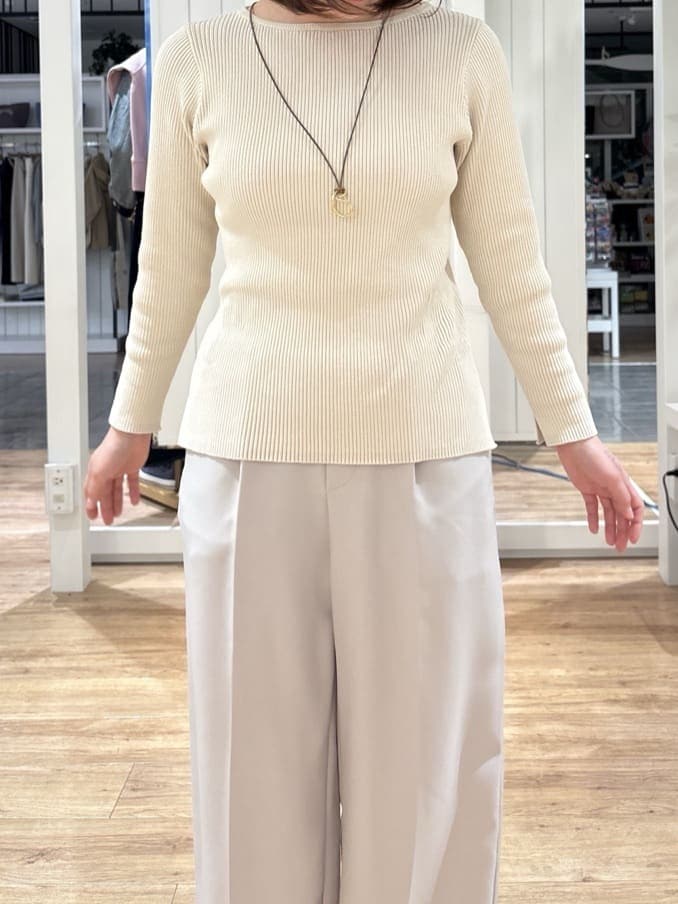 ピンク系のシャツ/ブラウス、ホワイト系のニット/セーター、ベージュ系のその他パンツを着用したレディースの春コーディネートの6枚目の写真