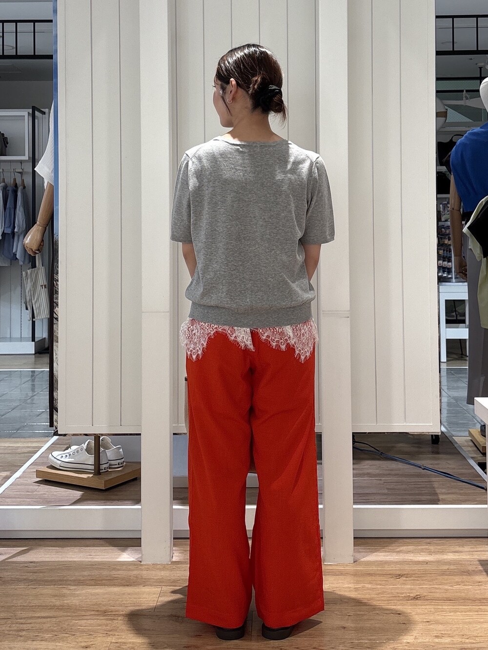 グレー系のニット/セーター、ホワイト系のタンクトップ、オレンジ系のその他パンツを着用したレディースの夏コーディネートの3枚目の写真