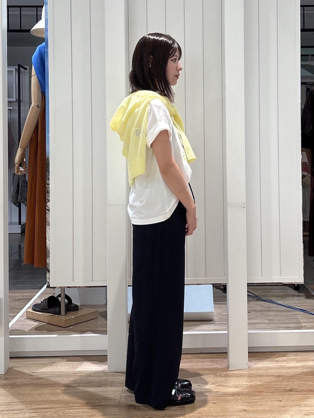 イエロー系のカーディガン/ボレロ、ブルー系のその他パンツを着用したレディースの夏コーディネートの3枚目の写真