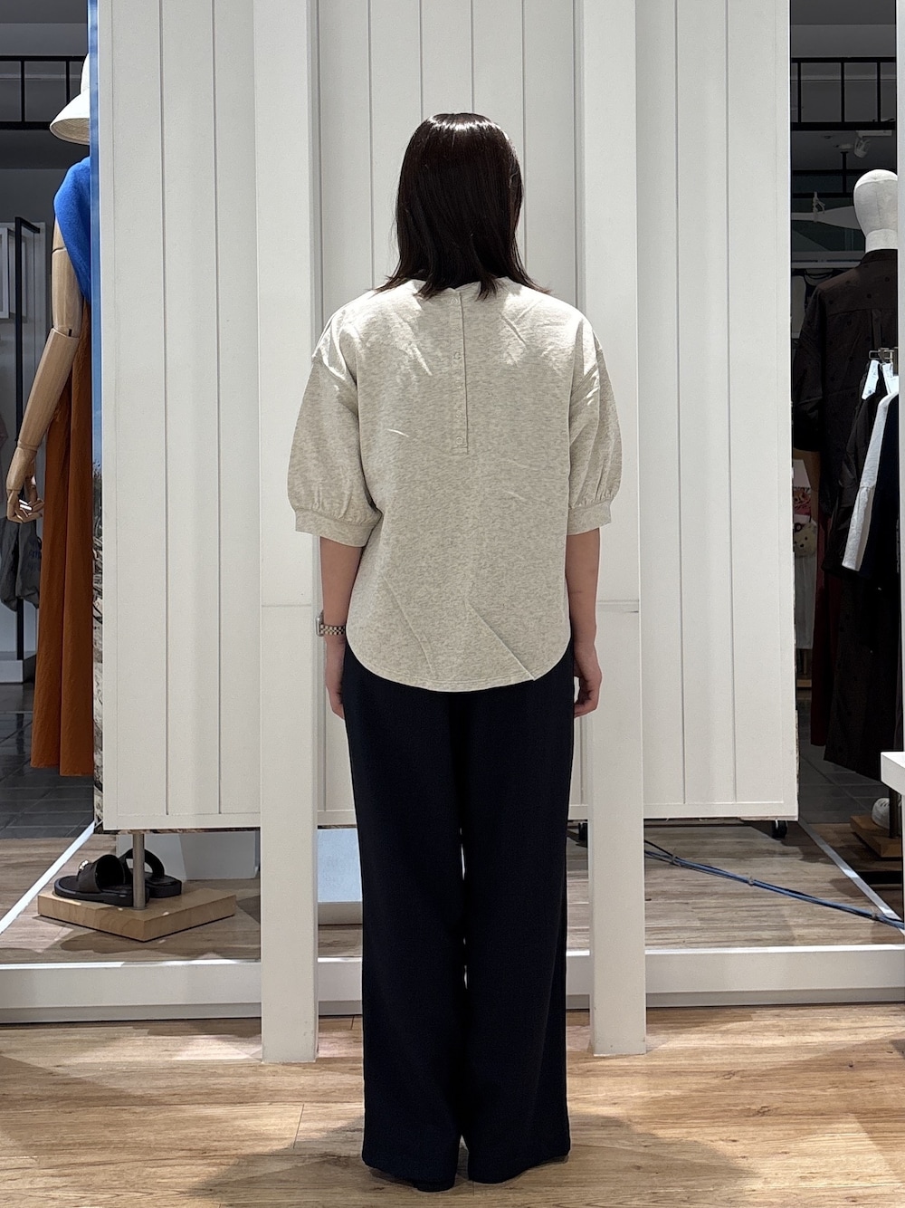 ベージュ系のTシャツ/カットソー、ブルー系のその他パンツを着用したレディースの夏コーディネートの3枚目の写真