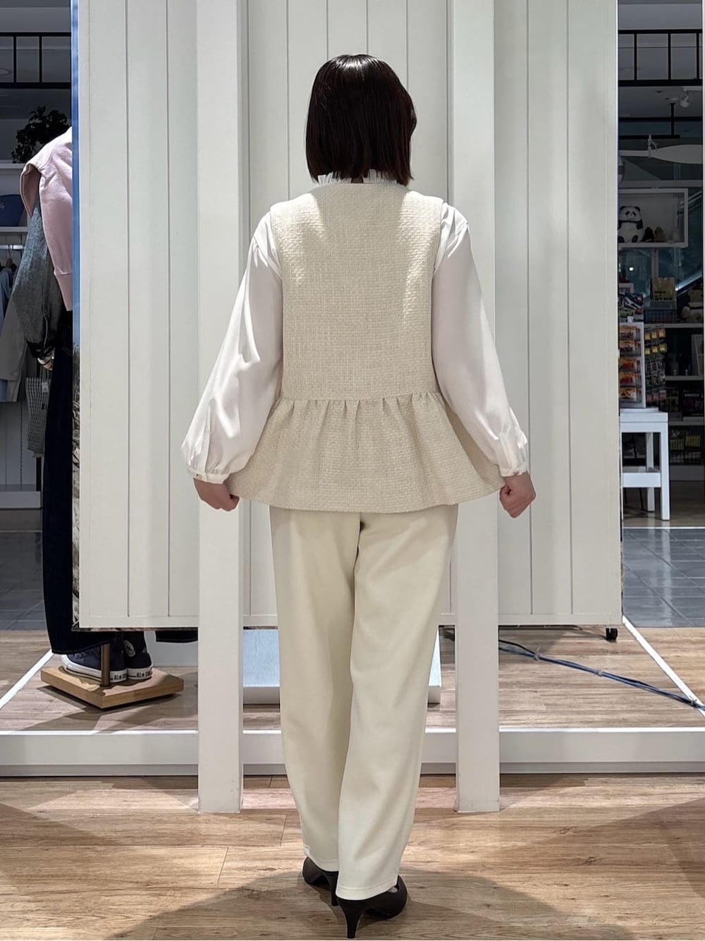 ホワイト系のシャツ/ブラウス、ホワイト系のその他パンツ、グレー系のトートバッグを着用したレディースの冬コーディネートの3枚目の写真