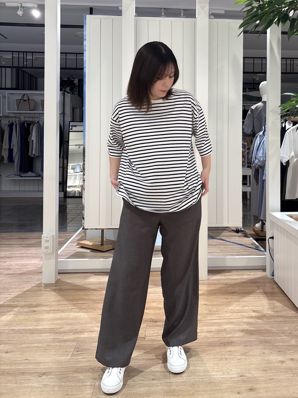 グリーン系のシャツ/ブラウス、ホワイト系のTシャツ/カットソー、ブラウン系のその他パンツを着用したレディースの春コーディネートの5枚目の写真