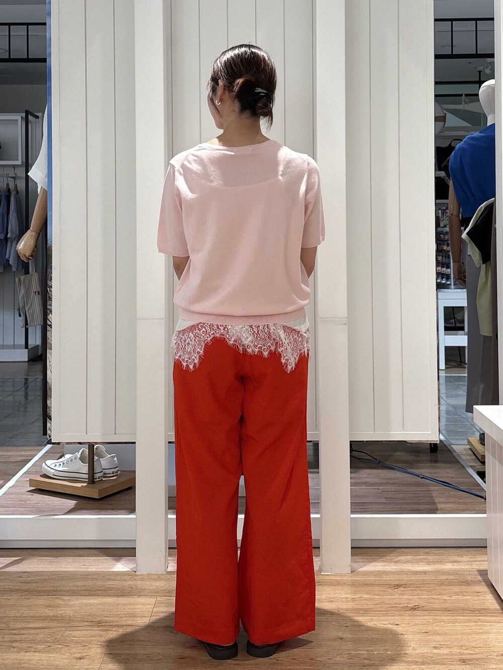 ピンク系のニット/セーター、ホワイト系のタンクトップ、オレンジ系のその他パンツを着用したレディースの夏コーディネートの3枚目の写真