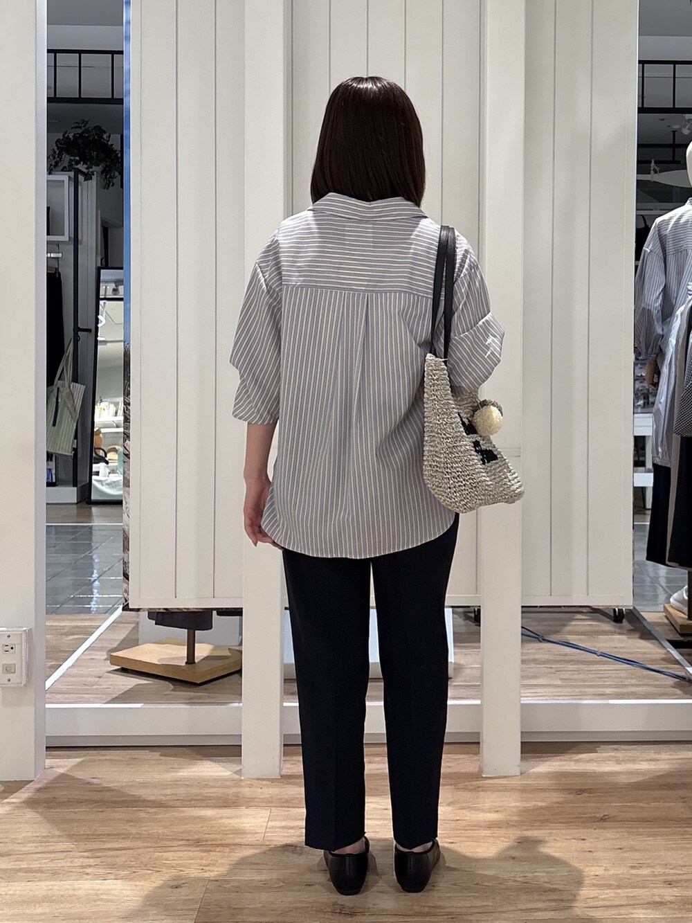 イエロー系のシャツ/ブラウス、ブルー系のその他パンツ、ブラック系のパンプスを着用したレディースの春コーディネートの3枚目の写真