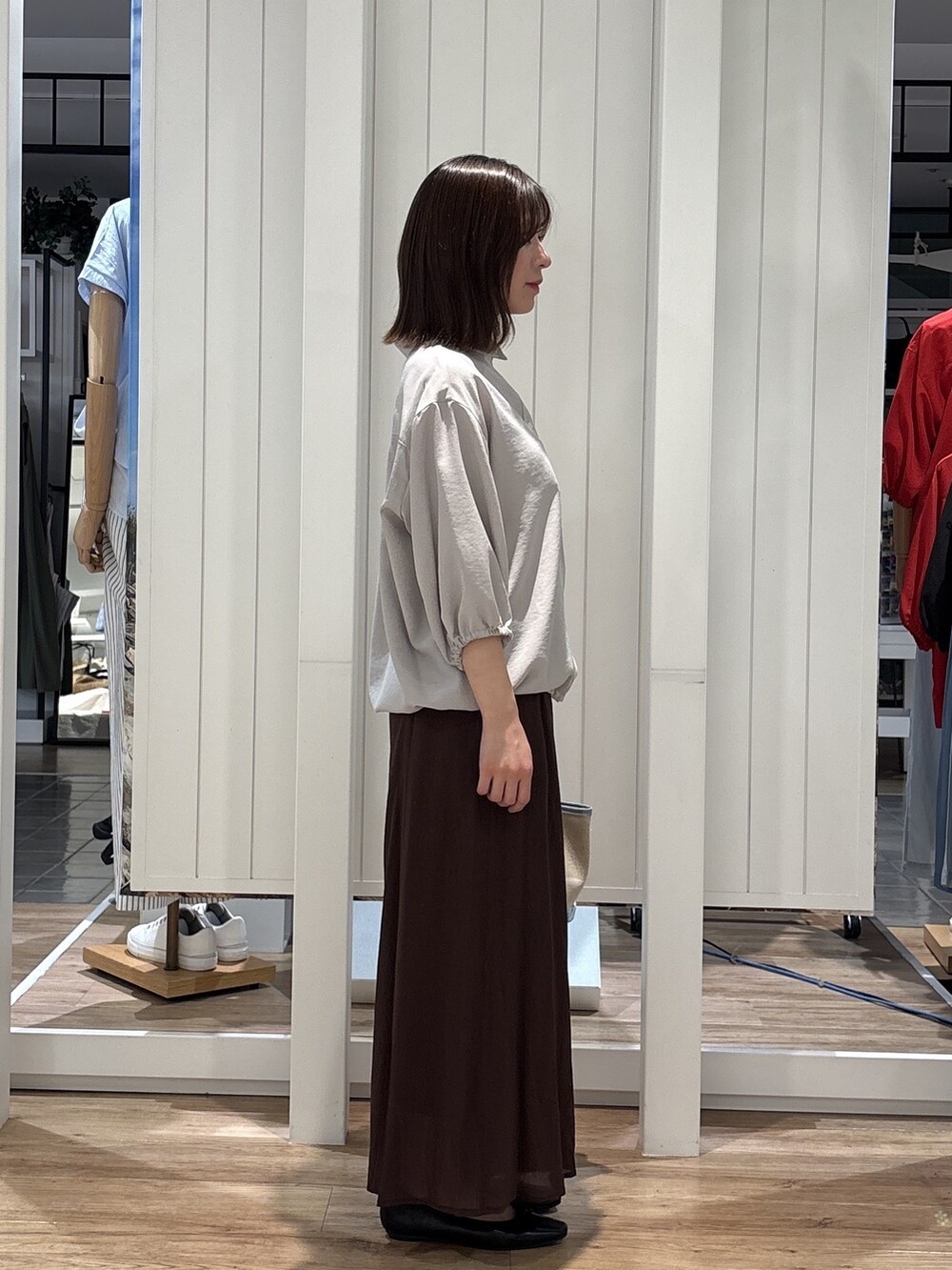 グレー系のシャツ/ブラウス、ブラウン系のその他パンツ、ブルー系のショルダーバッグを着用したレディースの春コーディネートの2枚目の写真