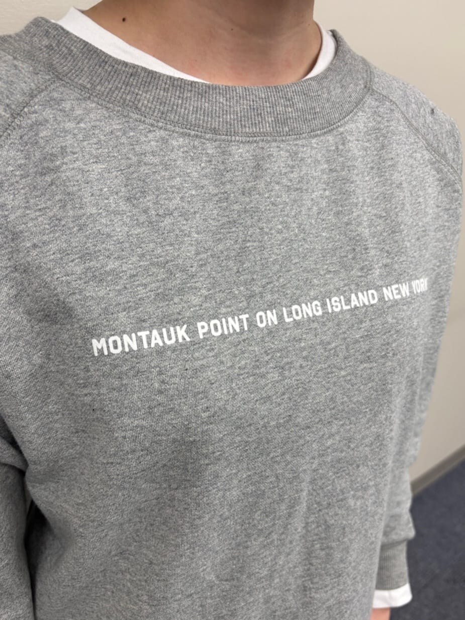 グレー系のTシャツ/カットソー、ホワイト系のTシャツ/カットソー、ブルー系のデニムパンツを着用したレディースの冬コーディネートの5枚目の写真