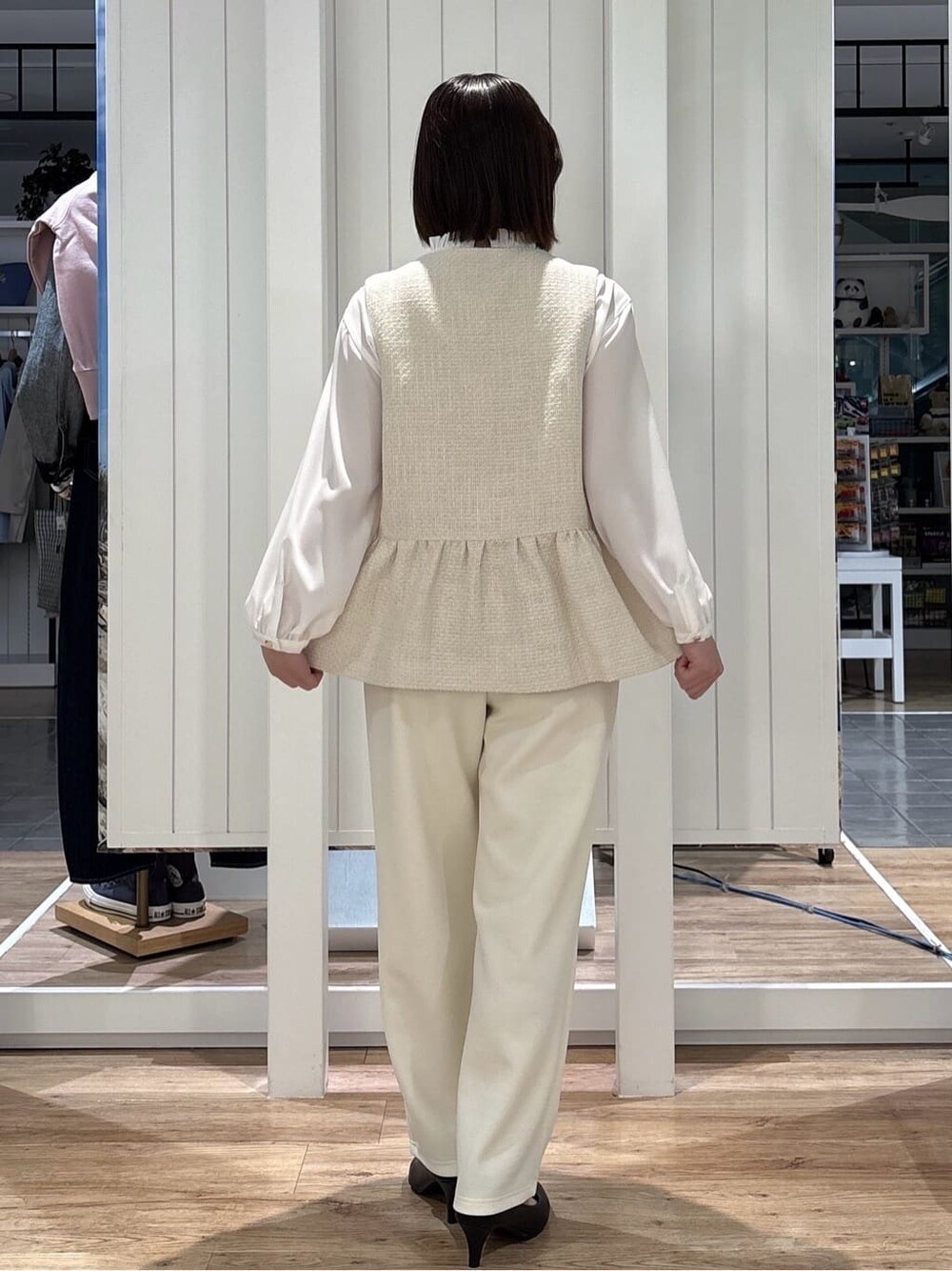 グレー系のトートバッグ、ホワイト系のその他パンツ、ホワイト系のシャツ/ブラウスを着用したレディースの冬コーディネートの3枚目の写真