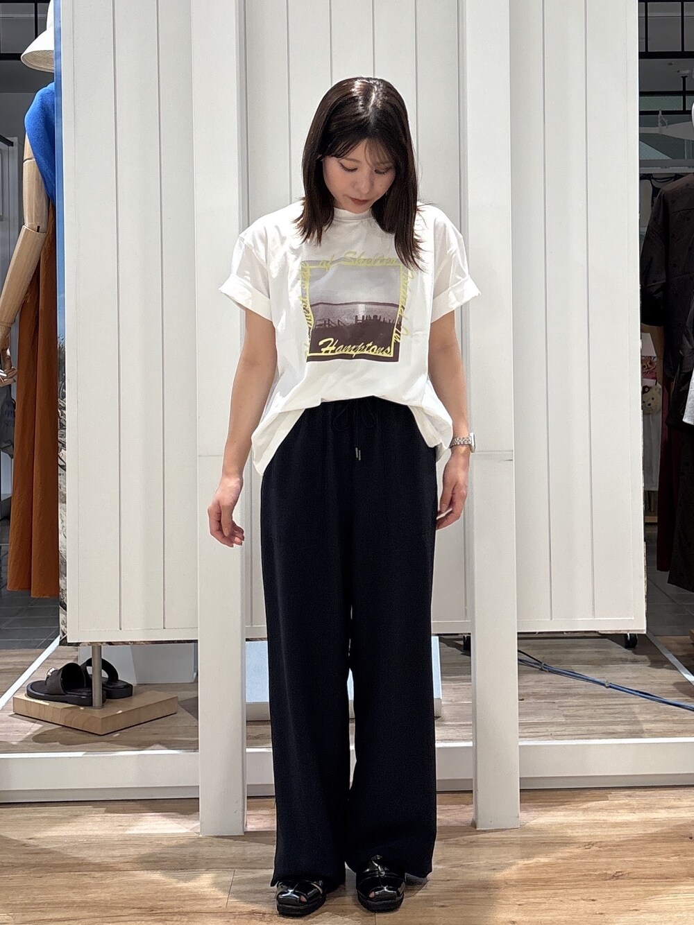 イエロー系のカーディガン/ボレロ、ブルー系のその他パンツを着用したレディースの夏コーディネートの2枚目の写真