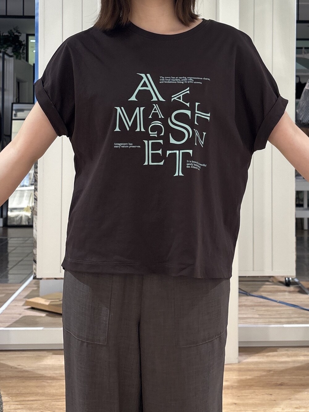 ブラウン系のTシャツ/カットソー、ブラウン系のその他パンツ、ホワイト系のスニーカーを着用したレディースの春コーディネートの4枚目の写真