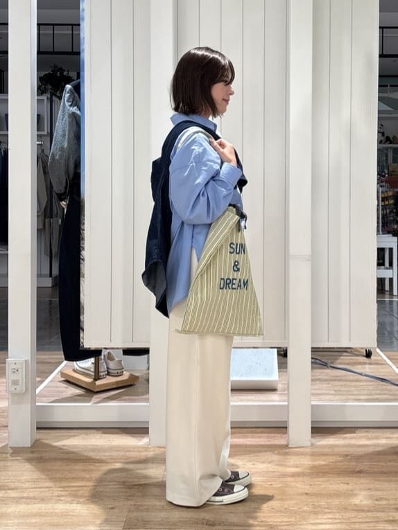 ブルー系のシャツ/ブラウス、ホワイト系のその他パンツ、ブルー系のシャツ/ブラウスを着用したレディースの春コーディネートの2枚目の写真