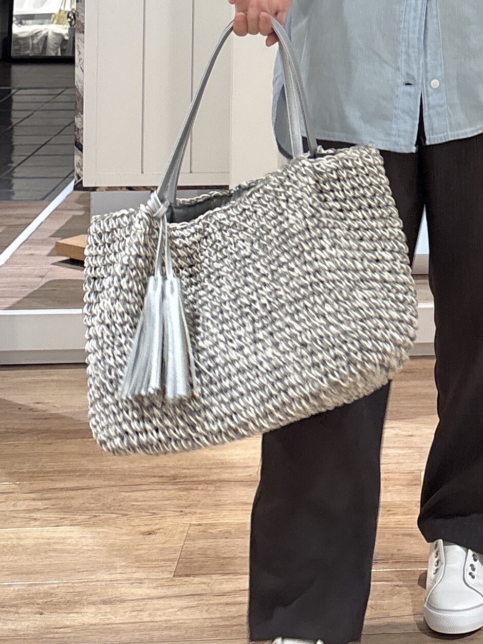 ブルー系のシャツ/ブラウス、ブラウン系のその他パンツ、ホワイト系のスニーカーを着用したレディースの春コーディネートの7枚目の写真