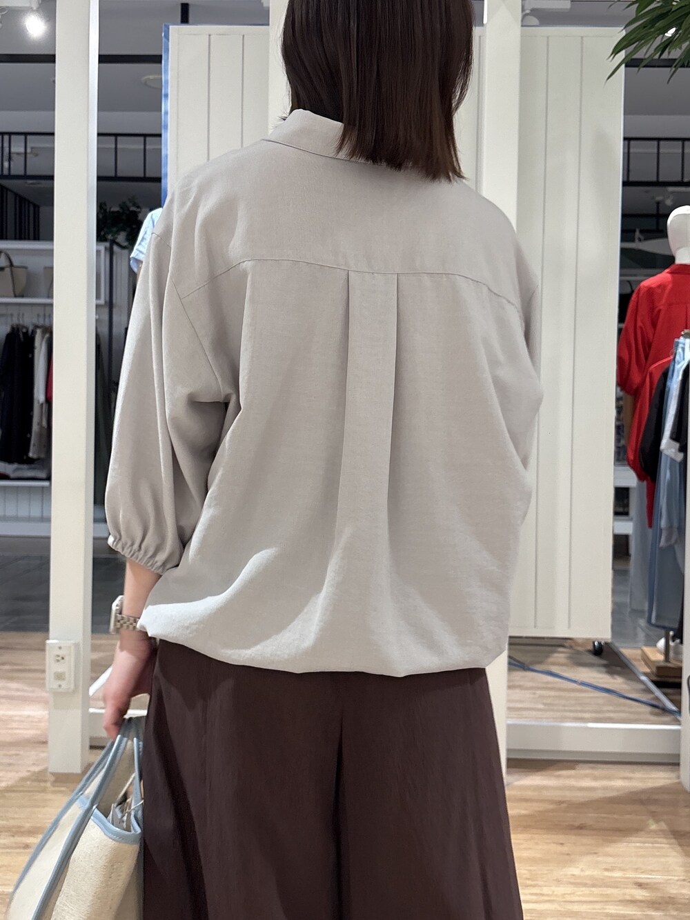 グレー系のシャツ/ブラウス、ブラウン系のその他パンツ、ブルー系のショルダーバッグを着用したレディースの春コーディネートの4枚目の写真
