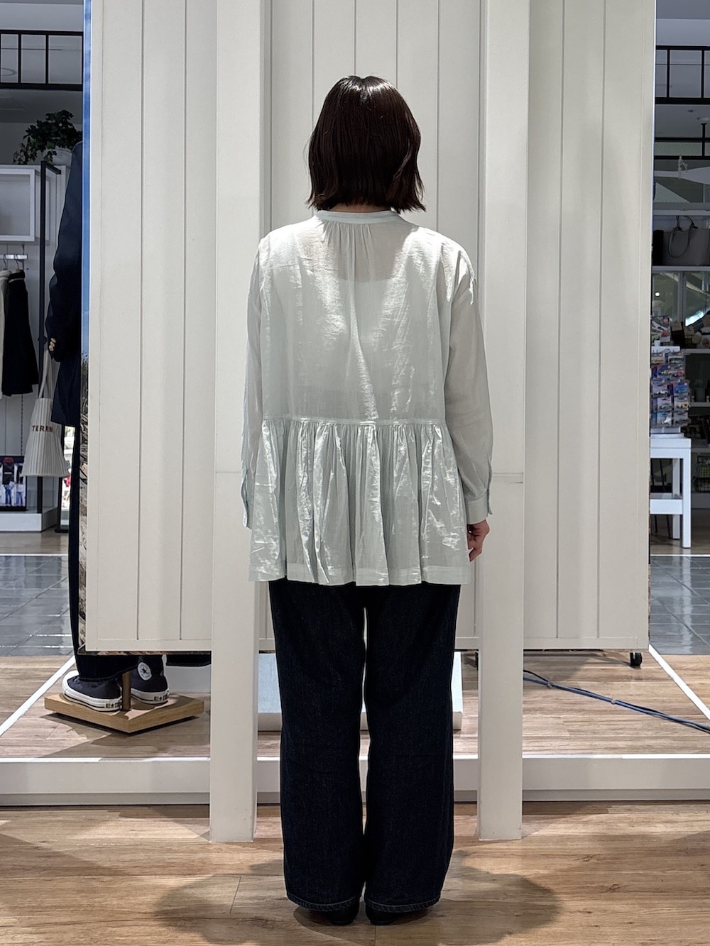 グリーン系のシャツ/ブラウス、ブルー系のデニムパンツ、ブラック系のパンプスを着用したレディースの春コーディネートの3枚目の写真