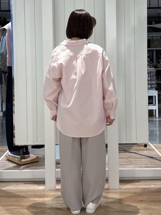ピンク系のシャツ/ブラウス、ホワイト系のニット/セーター、ベージュ系のその他パンツを着用したレディースの春コーディネートの3枚目の写真