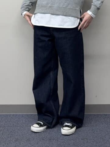 グレー系のTシャツ/カットソー、ホワイト系のTシャツ/カットソー、ブルー系のデニムパンツを着用したレディースの冬コーディネートの7枚目の写真